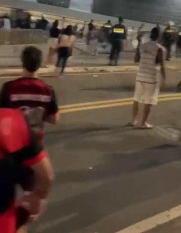 APÓS DERROTA DO FLAMENGO , TORCEDORES RUBRO NEGROS ENTRAM EM CONFUSÃO COM A POLÍCIA (COM VÍDEO)